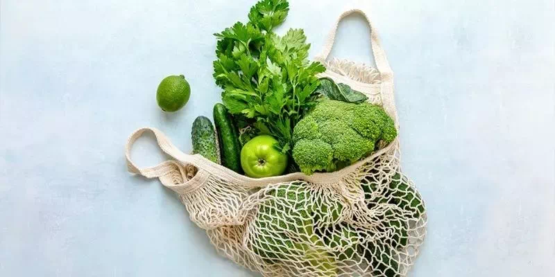 Zielona warzywa w siatce na zakupy