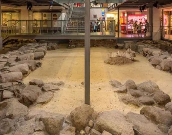 Skansen archeologiczny w hali targowej