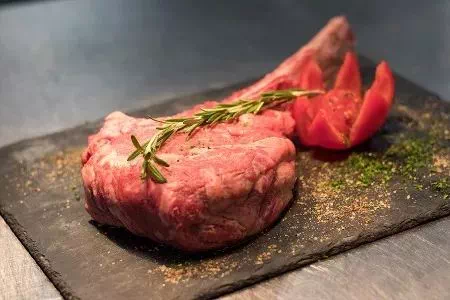 Mięso z przyprawami na desce do krojenia