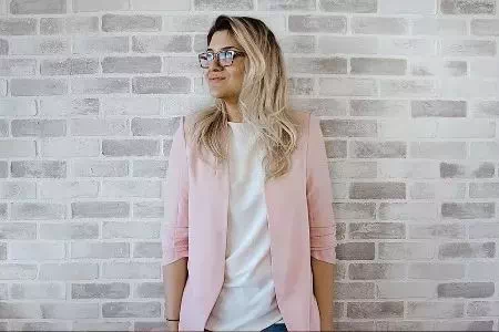 Kobieta w okularach i różowej bluzce